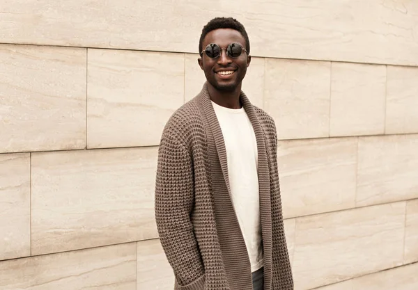 Stylish smiling african man wearing brown knitted cardigan and s — ストック写真