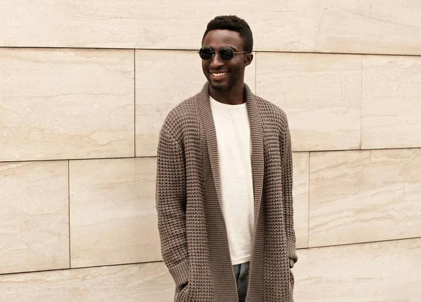 Stylish smiling african man wearing brown knitted cardigan and s — ストック写真