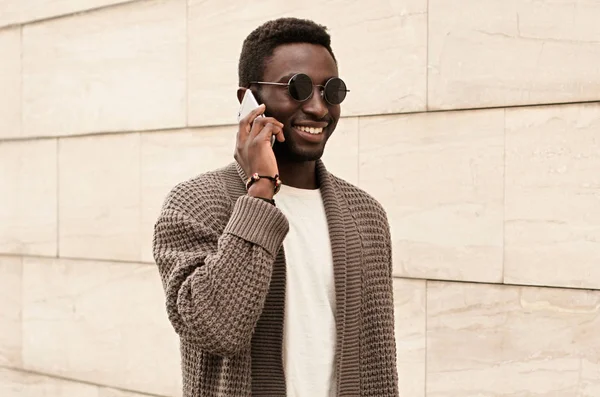Portrait happy smiling african man calling on smartphone wearing — 스톡 사진