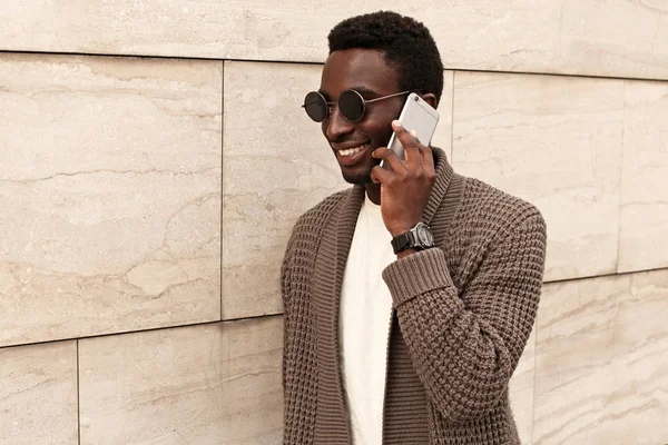 Портрет щасливий усміхнений африканський чоловік дзвонить на смартфон у — стокове фото