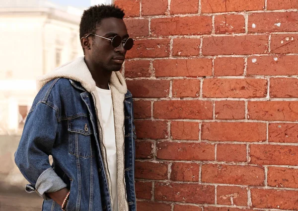 Portrait side view profile stylish african man wearing jeans jac — ストック写真