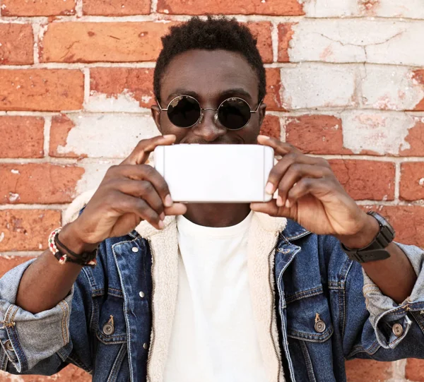 Zbliżenie młody Afrykanin człowiek biorąc selfie zdjęcie przez telefon na cit — Zdjęcie stockowe