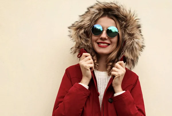 Retrato de cerca feliz sonriente joven con chaqueta roja w — Foto de Stock