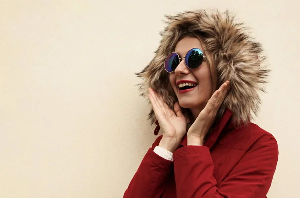 Retrato de cerca feliz sonriente mujer joven sorprendida mirando aw — Foto de Stock