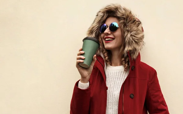Retrato feliz sonriente joven mujer sosteniendo taza de café y lookin — Foto de Stock