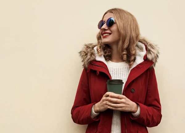 Retrato feliz sorrindo jovem segurando xícara de café e olhar — Fotografia de Stock