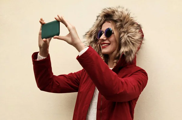 Retrato feliz sonriente joven mujer tomando foto selfie por smar — Foto de Stock
