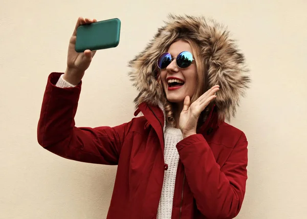 Feliz alegre sonriente joven mujer tomando foto selfie por smar — Foto de Stock