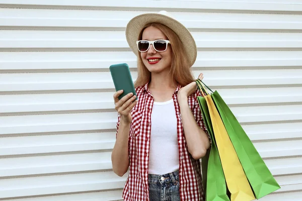 Ritratto felice sorridente giovane donna in possesso di telefono e shopping ba — Foto Stock