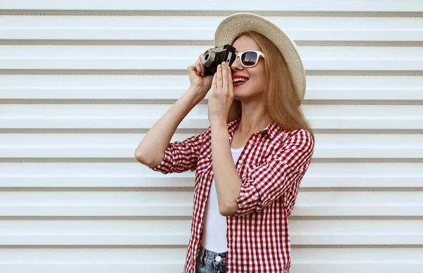 Sorrindo jovem fotógrafo mulher com vintage filme câmera wearin — Fotografia de Stock