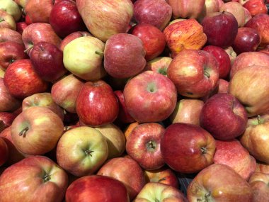 Bir süpermarkette kırmızı-sarı elmalar, yiyecek ve perakende konsepti