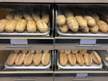 Fırının raflarında taze pişmiş somunlar.