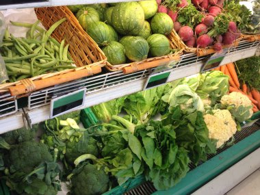 Süpermarketteki raflarda taze organik sebzeler.