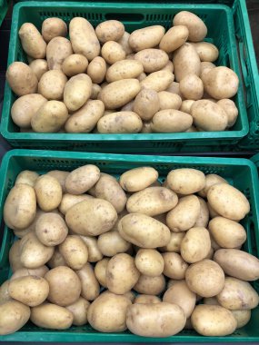 Kutularda patates, yiyecek ve perakende konsepti