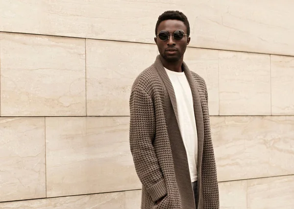 Stylish African Man Model Wearing Brown Knitted Cardigan Sunglasses City — ストック写真
