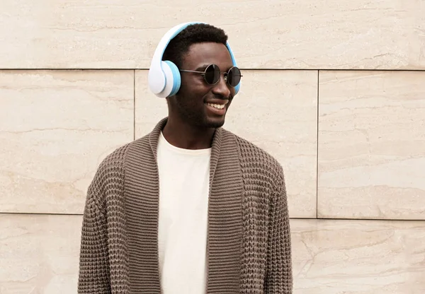 Retrato Elegante Sorridente Homem Africano Fones Ouvido Sem Fio Ouvir — Fotografia de Stock