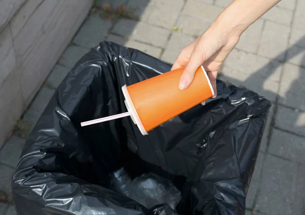 Ecologia Meio Ambiente Conceito Reciclagem Mão Jogando Copo Plástico Lata — Fotografia de Stock