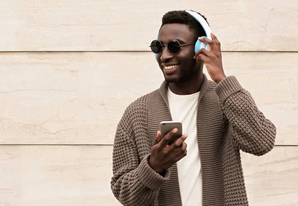 Retrato Elegante Hombre Africano Sonriente Con Teléfono Auriculares Inalámbricos Escuchando — Foto de Stock