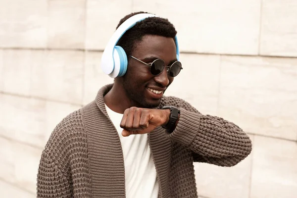 Portrait Smiling African Man Smartwatch Using Voice Command Recorder Takes — ストック写真