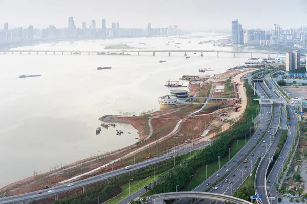 Autobahnkreuz in Shanghai im Berufsverkehr — Stockfoto