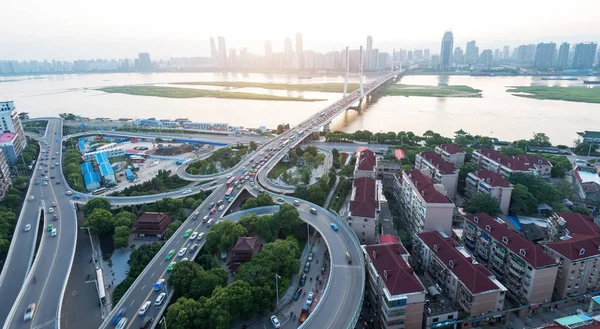 在夜幕降临上海互通式立交桥和高架的路 — 图库照片