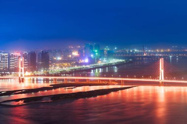 Modern köprünün gecesi