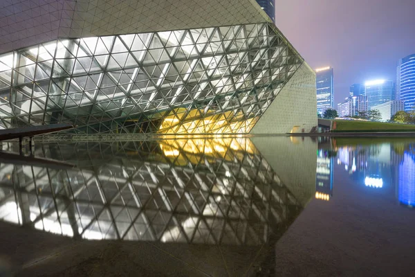 Vue nocturne de l'opéra de Guangzhou — Photo