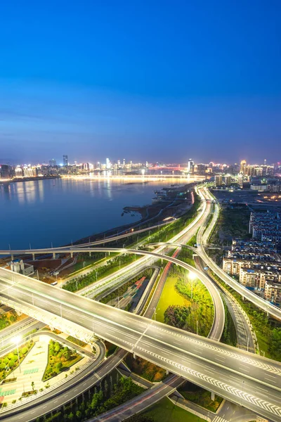 Шангхай развязка путепровод и возвышенность дороги в сумерках — стоковое фото