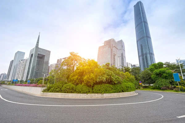 Empty, modern square and skyscrapers in modern city — Stock Photo, Image