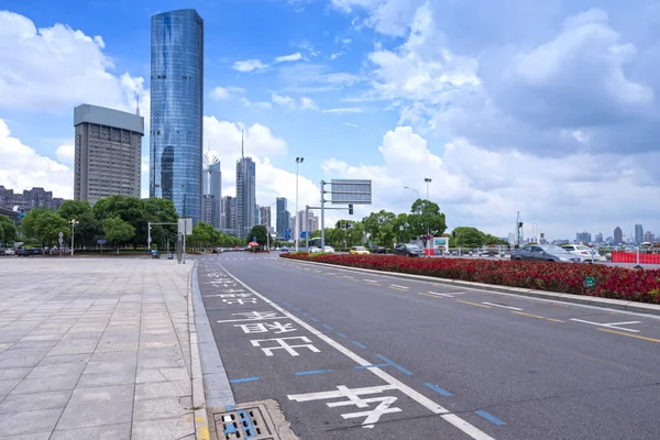 Il viale secolo di scena di strada a Shanghai Lujiazui, Cina . — Foto Stock