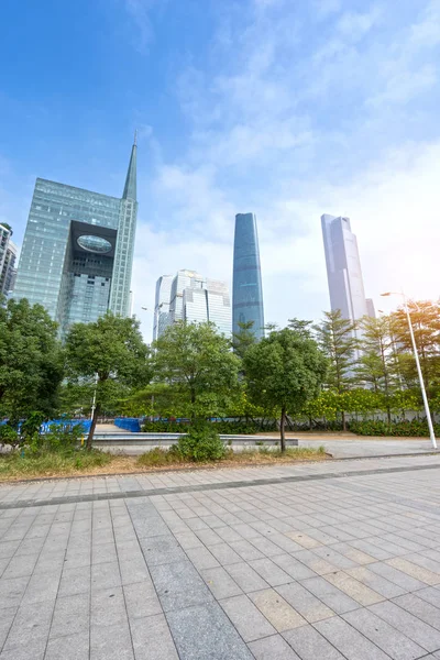 Plaza vacía y moderna y rascacielos en la ciudad moderna Imagen de archivo