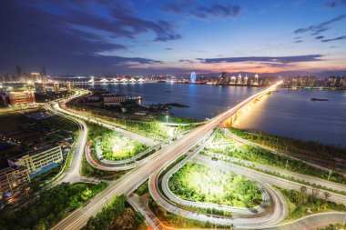 Kavsak Üstgeçit ve yükseltilmiş yol içinde akşam vakti Şanghay