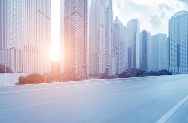 Panoramik ufuk çizgisi ve boş yolu olan binalar