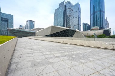 Modern şehrin boş, modern meydanı ve gökdelenleri
