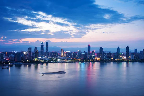 Vista nocturna de la hermosa ciudad de Shanghai con luces brillantes, Ch. —  Fotos de Stock