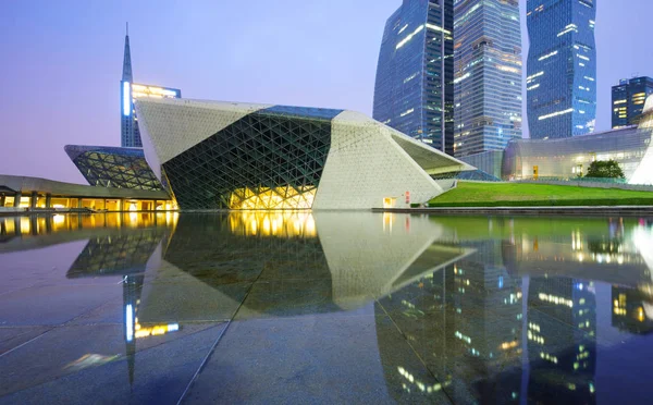 Vue nocturne de l'opéra de Guangzhou — Photo