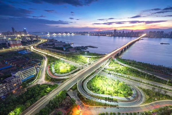 Shanghai wymiany wiaduktu i podwyższonej drogi w zmroku — Zdjęcie stockowe
