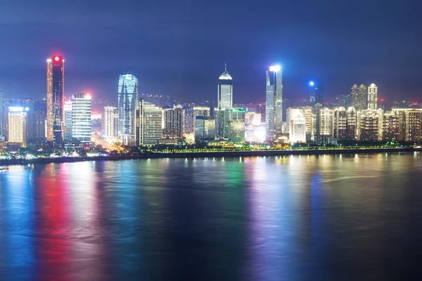 Panorama notturno della bella città di Shanghai con luci luminose, Ch — Foto Stock