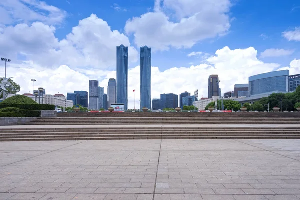 现代城市的空旷、现代化的广场和摩天大楼 — 图库照片