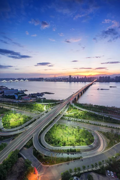 在夜幕降临上海互通式立交桥和高架的路 — 图库照片