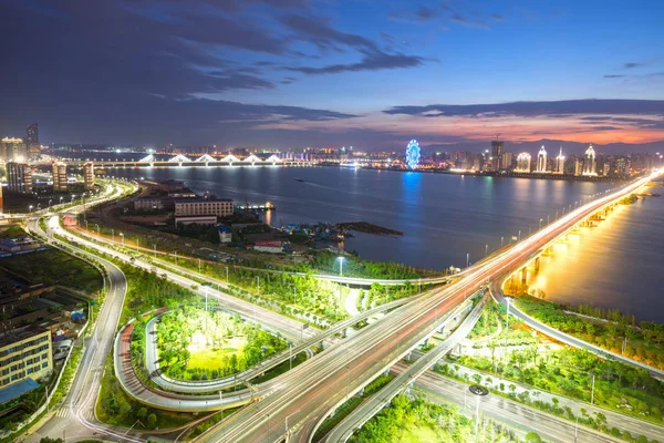 Vista aérea de una carretera que se sobrepasa por la noche en Shanghai - China. —  Fotos de Stock