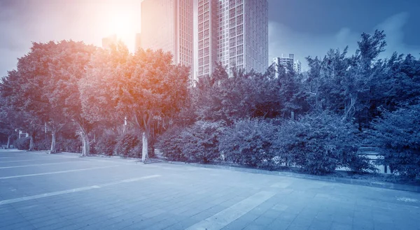 Empty, modern square and skyscrapers in modern city — Stock Photo, Image