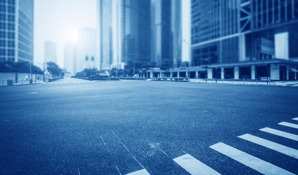 Strada asfaltata trafficata nella città moderna sotto il crepuscolo — Foto Stock