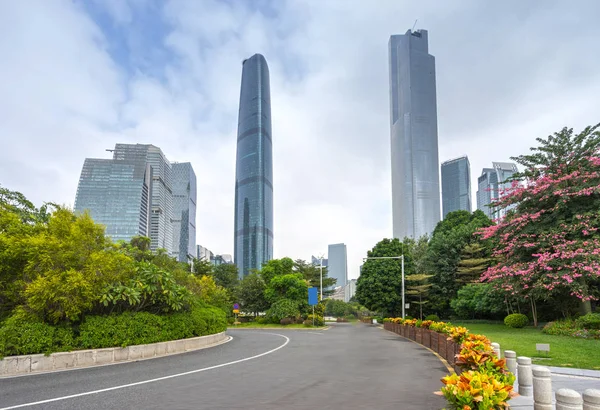 Empty, modern square and skyscrapers in modern city — Stock Photo, Image