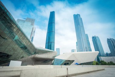 Modern şehrin boş, modern meydanı ve gökdelenleri