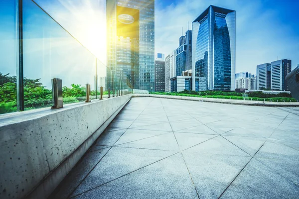 Empty, modern square and skyscrapers in modern city — Stock Photo, Image