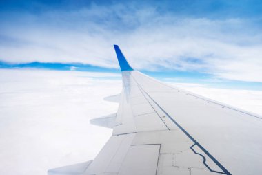 Bulutlar ve gökyüzü bir uçağın penceresinden görüldüğü gibi