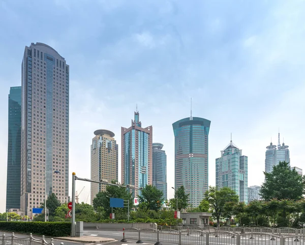 La avenida del siglo de la escena de la calle en Shanghai Lujiazui, China. — Foto de Stock