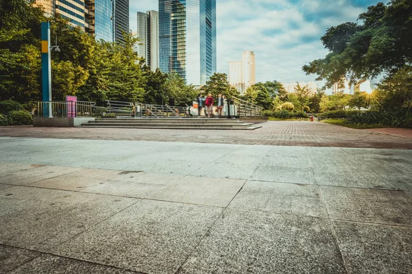 Leeg, modern plein en wolkenkrabbers in moderne stad Stockfoto