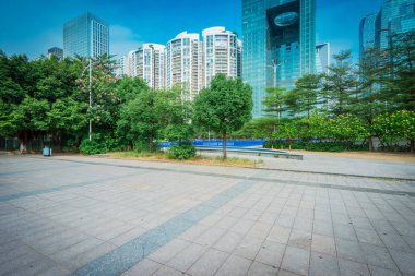 Modern şehrin boş, modern meydanı ve gökdelenleri